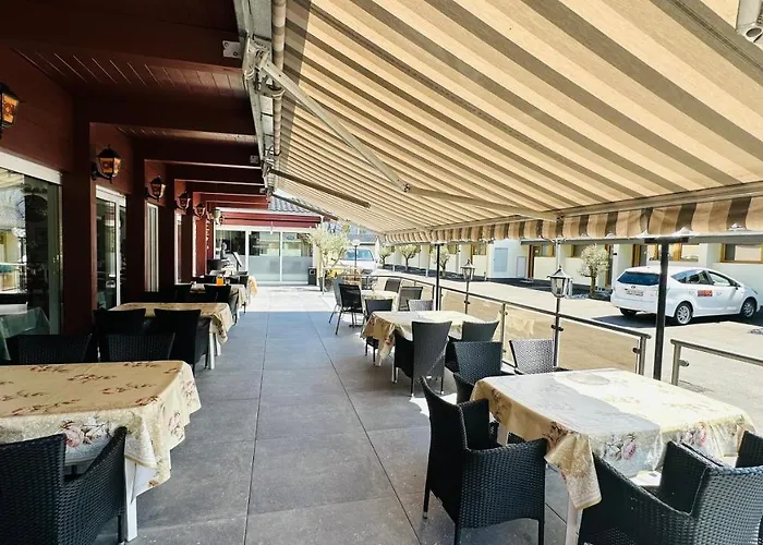 The River Village מלון