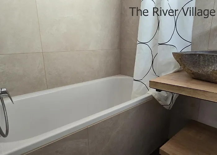 The River Village מלון