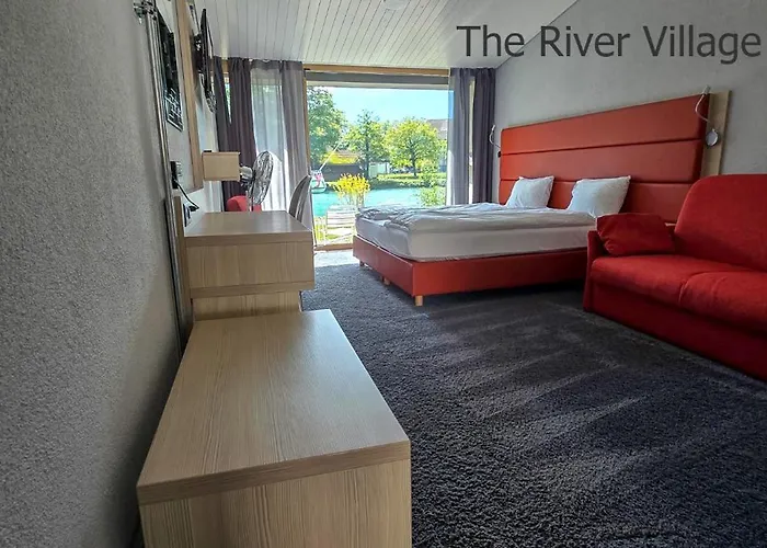 The River Village מלון